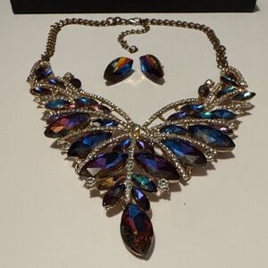 Multicolor necklace with matching earrings.